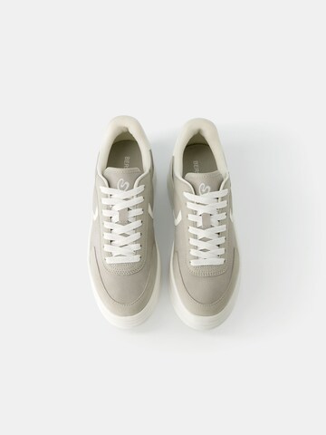 Sneaker low de la Bershka pe gri