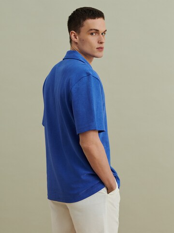 DAN FOX APPAREL - Ajuste confortable Camisa 'Johann Terry' en azul