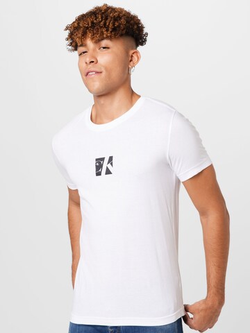 T-Shirt Calvin Klein Jeans en blanc : devant