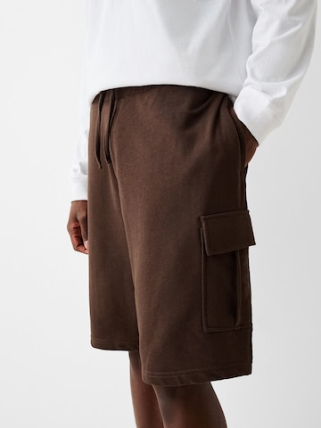 Bershka Lużny krój Spodnie w kolorze brązowy