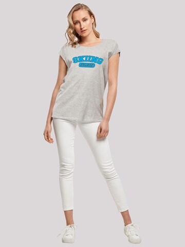 T-shirt 'Skiing Season Winter Sport' F4NT4STIC en gris