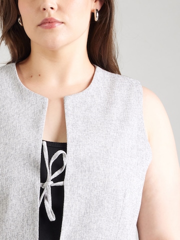 Gilet 'VMCTAMMI' di Vero Moda Curve in bianco
