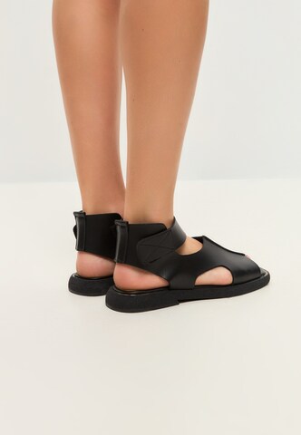 CESARE GASPARI - Sandalias en negro