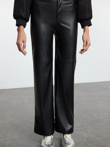 Trendyol Loosefit Hose in Schwarz