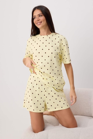 Trendyol - Pijama de pantalón corto en amarillo