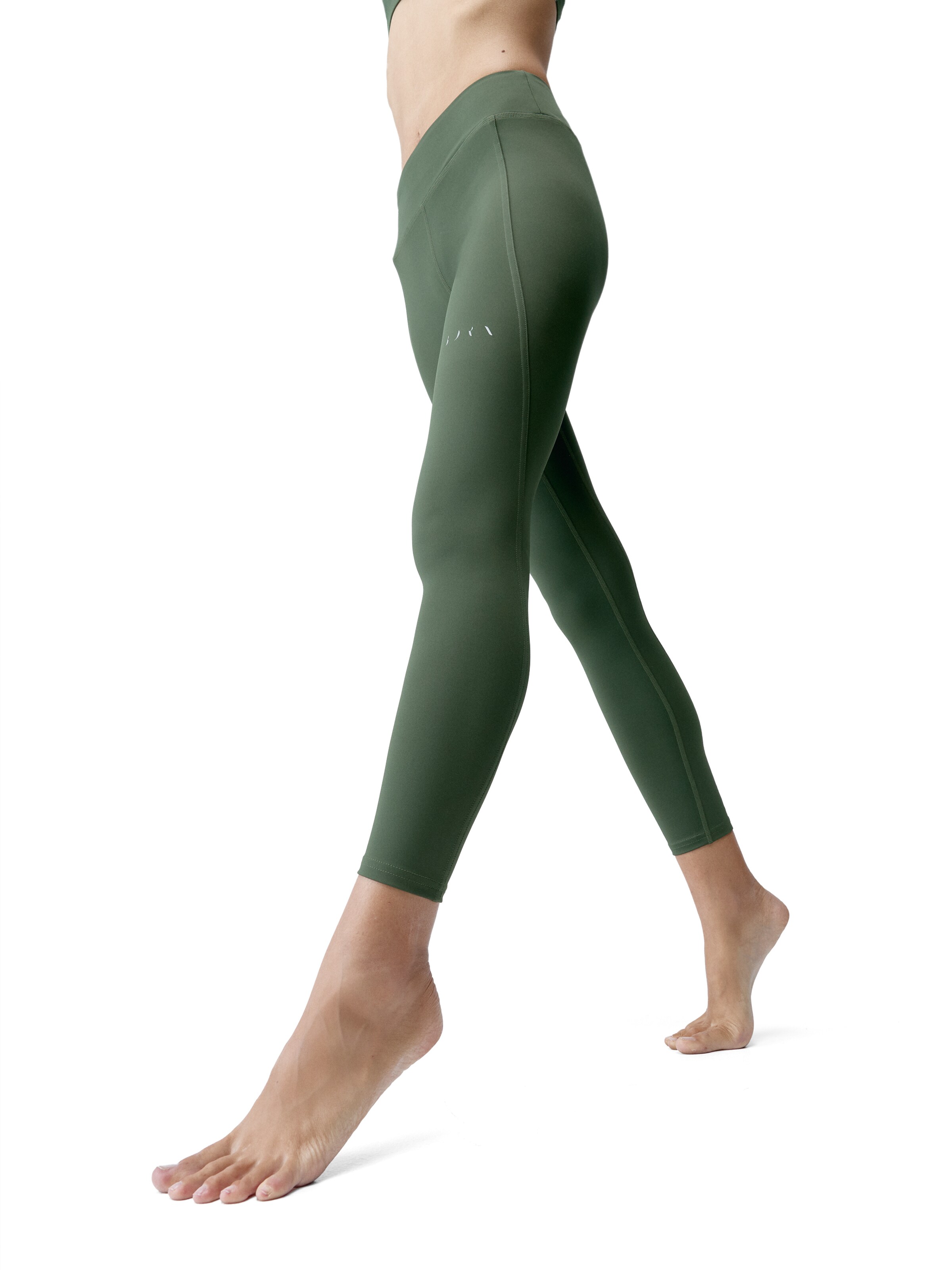 Born Living Yoga Leggings in Groen: voorkant