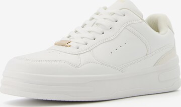 Bershka Sneakers in White: front