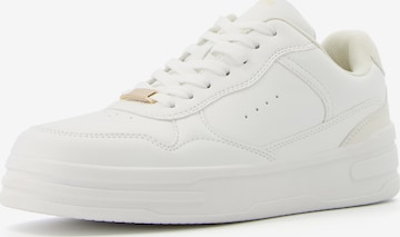 Bershka Sneakers laag in Wit: voorkant