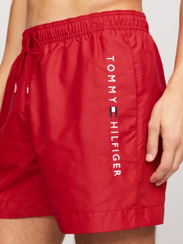 TOMMY HILFIGER Badeshorts in Rot