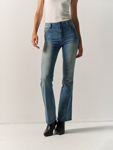 KOROSHI - Bootcut Vaquero en azul: frente