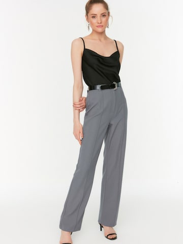 Regular Pantaloni cu dungă de la Trendyol pe gri