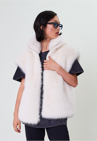 OH APRIL Vest 'Trixie' in Beige: front