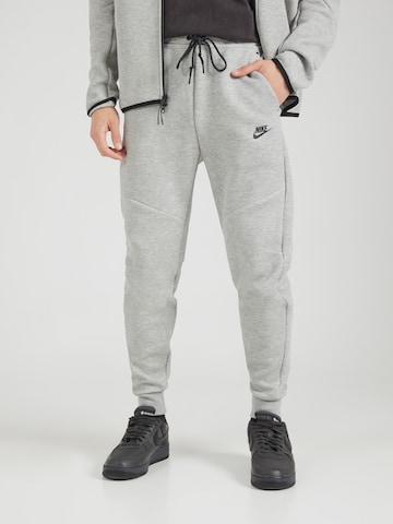 Nike Sportswear - Tapered Pantalón 'TCH FLC' en gris: frente