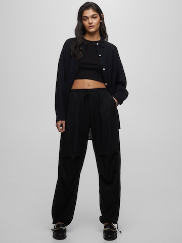 Pull&Bear Loose fit Trousers in Black: front