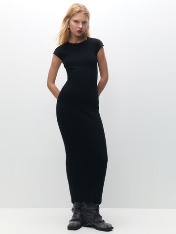 Rochie de la Pull&Bear pe negru: față