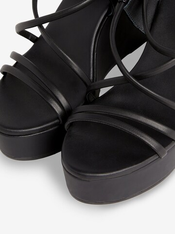 Calvin Klein - Sandalias con hebilla en negro