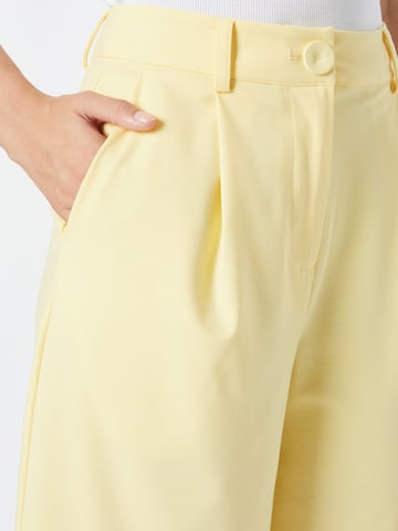 regular Pantaloni con pieghe di Love & Divine in giallo