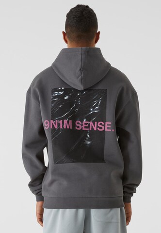 9N1M SENSE Sweatshirt 'Water Chrome' in Grijs: voorkant