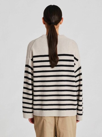 Gai+Lisva Oversized neulepaita 'Barbera' värissä beige