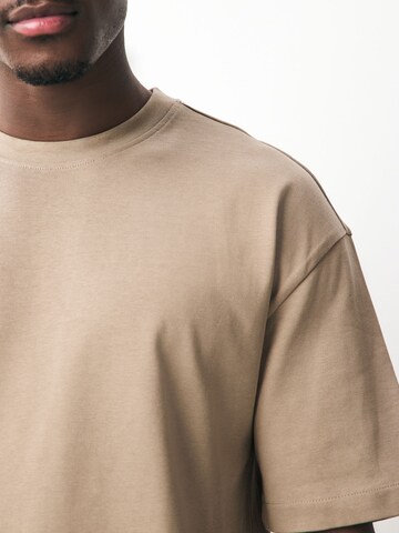 Tricou de la Next pe bej