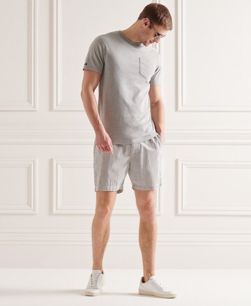 Superdry Regular Shorts in Grau