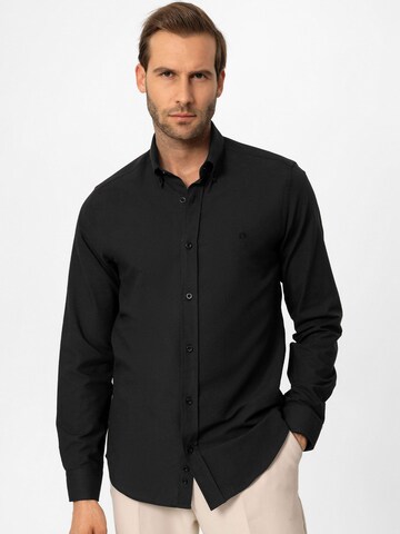 Coupe regular Chemise Dandalo en noir : devant