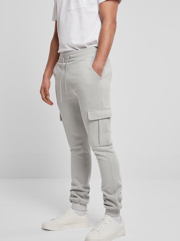 Urban Classics Tapered Cargobroek in Grijs: voorkant