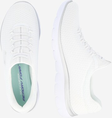 SKECHERS - Sapatilhas slip-on 'Summits' em branco