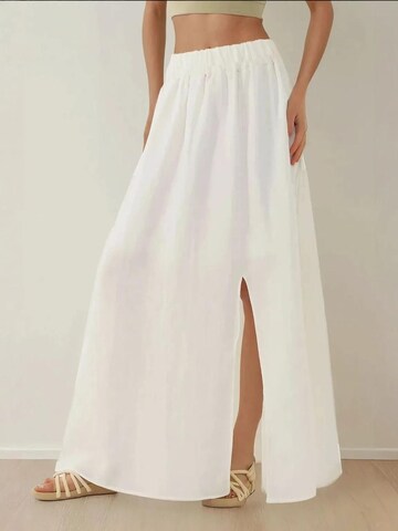 Hiccup Skirt in White: front
