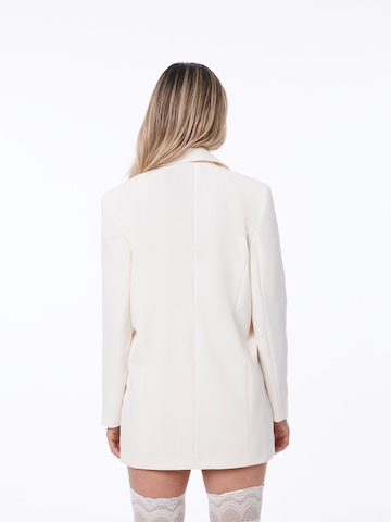 Blazer 'Ruby' ABOUT YOU x Alina Eremia en blanc