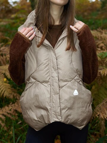 Jelenew - Chaleco 'Metallic Windproof Vest' en plata