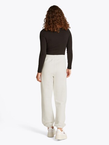 Tommy Jeans Tapered Broek in Wit
