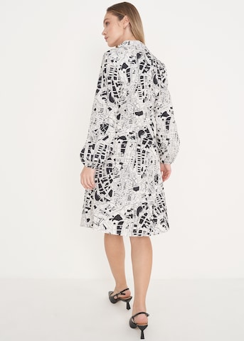 Robe 'Amin' Camomilla en blanc