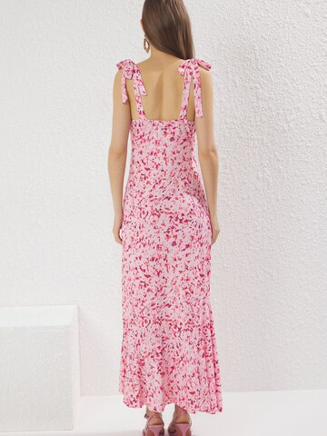 Robe de soirée Trendyol en rose