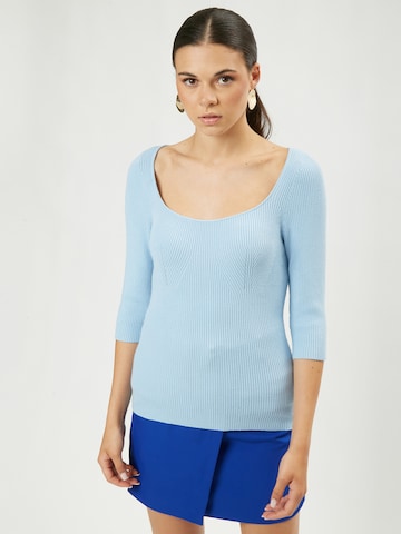 Pullover di Influencer in blu: frontale