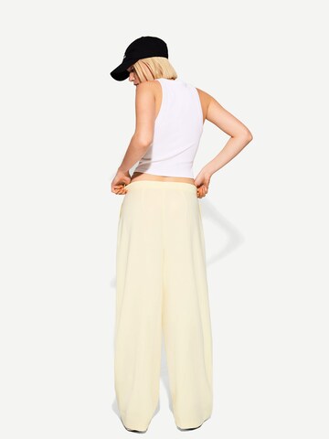 Wide Leg Pantalon à pince Bershka en jaune
