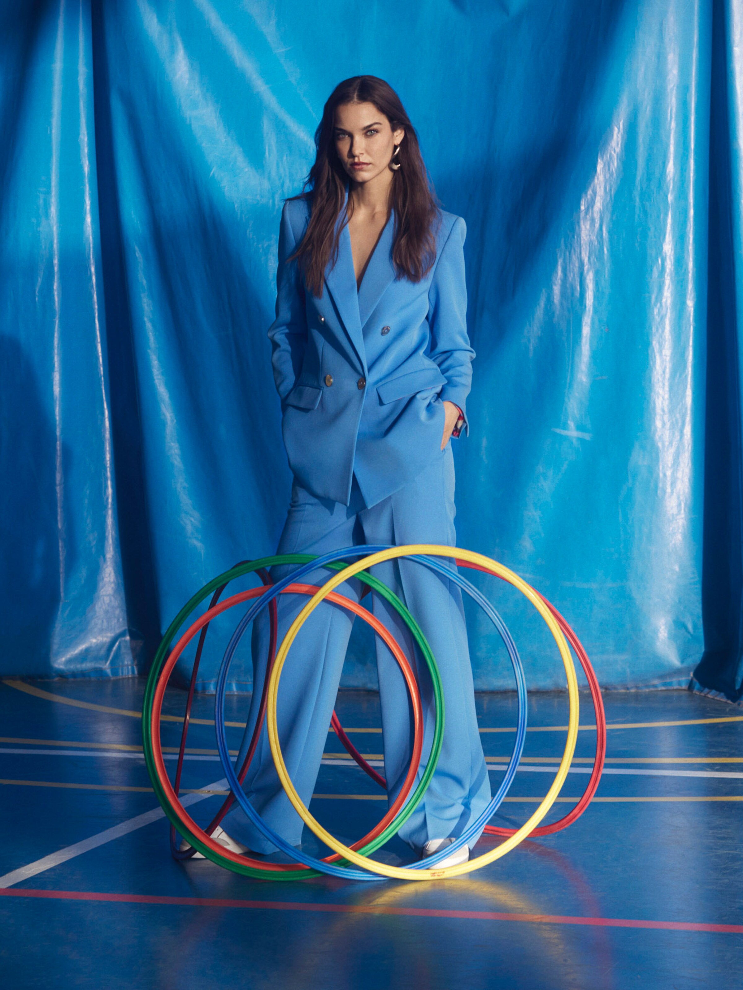 Lola Casademunt Bleiseri värissä sininen