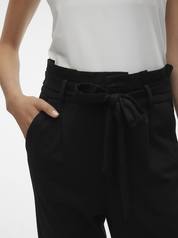 Vero Moda Tall - Slimfit Pantalón plisado 'Eva' en negro