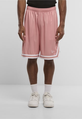 Karl Kani Loosefit Sportbroek in Roze: voorkant