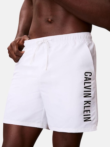 Shorts de bain 'CALVIN KLEIN MEDIUM DRAWSTRING Costumi da bagno' Calvin Klein en blanc