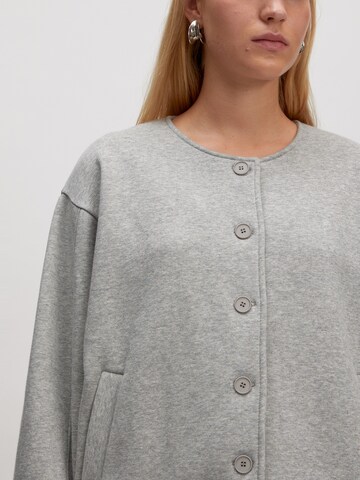Veste de survêtement 'Jilian' EDITED en gris