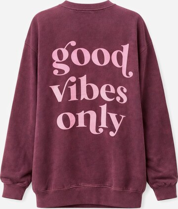 Worldclassca Sweatshirt in Red: front