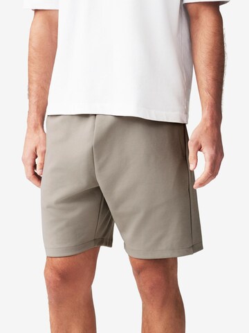 Regular Pantalon Next en gris : devant