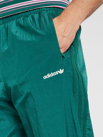 ADIDAS ORIGINALS Tapered Nadrág '80s' - zöld