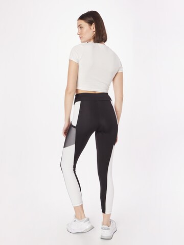 ABOUT YOU - Skinny Calças de desporto 'Colleen' em preto