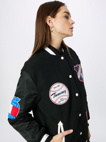 Tommy Jeans Tussenjas 'Letterman' in Zwart