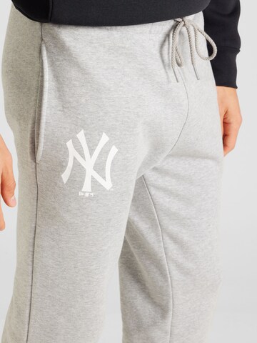 NEW ERA - Tapered Calças 'NEYYAN' em cinzento