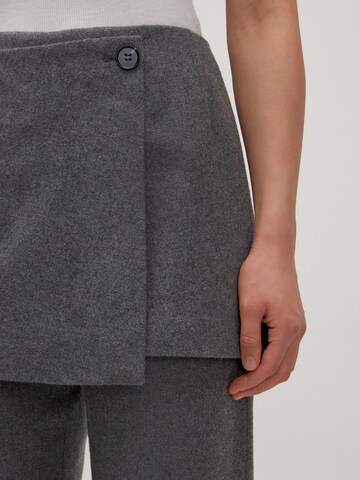 Regular Pantalon à plis 'Carolin' EDITED en gris