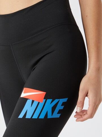 Skinny Pantaloni sportivi di NIKE in nero