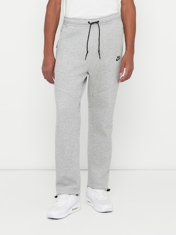 Regular Pantaloni 'TECH FLC' de la Nike Sportswear pe gri: față